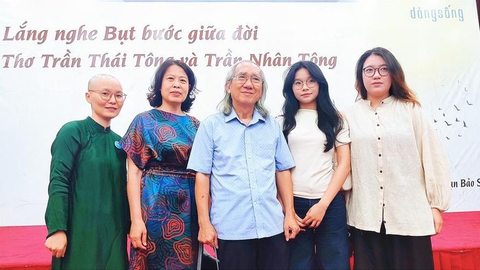 Độc giả nhiều lứa tuổi chụp ảnh lưu niệm cùng nhà văn Nhật Chiêu (giữa) tại buổi tọa đàm