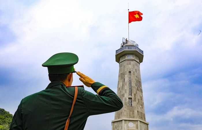 Chiến sĩ thực hiện nghi thức chào cờ tại Cột cờ A Pa Chải. Ảnh: Xuân Tư – TTXVN
