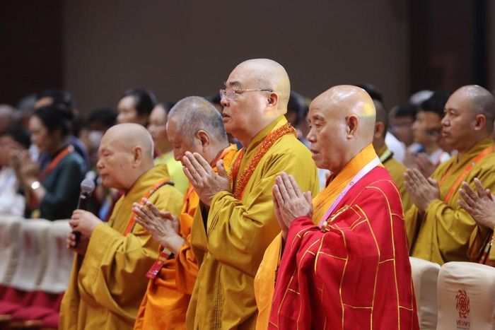 Đảnh lễ Tam bảo, niệm Phật cầu hòa bình thế giới tại Đại lễ Phật đản Liên hợp quốc lần thứ 20 - Vesak 2025. Ảnh: Thanh Vũ-TTXVN