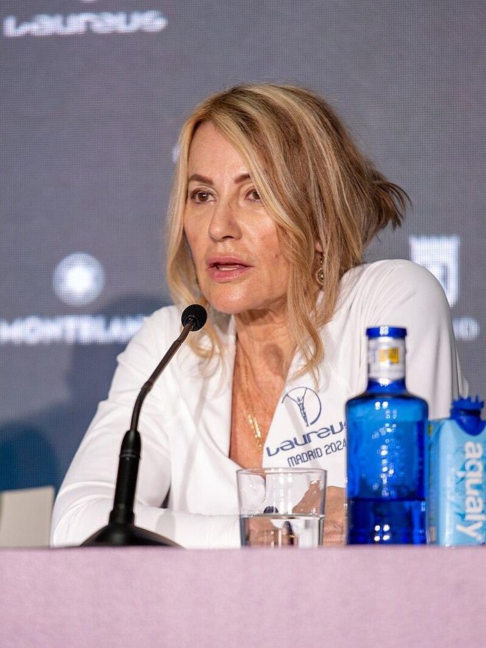 Vận động viên thể dục dụng cụ Olympic đầu tiên đạt điểm 10 tuyệt đối là Nadia Comaneci (vào năm 14 tuổi), người Romania. Trong ảnh là Nadia Comaneci năm 2024. Ảnh: Wikipedia.