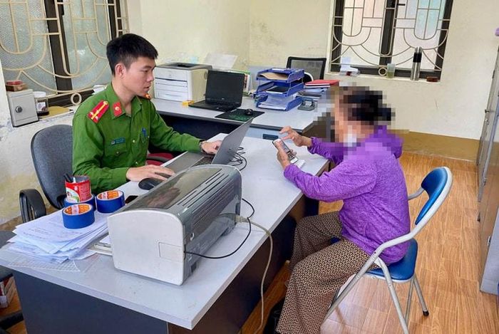 Bà L. may mắn thoát cú lừa khi trên đường ra ngân hàng nộp tiền thì vào Công an phường Thảo Nguyên nhờ hướng dẫn.