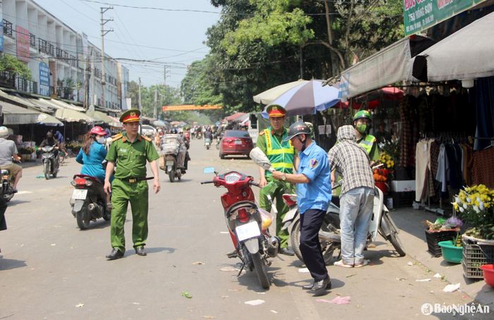 Lực lượng chức năng TP. Vinh thường xuyên tuần tra trên tuyến đường Lê Hồng Sơn. Ảnh: Q.A