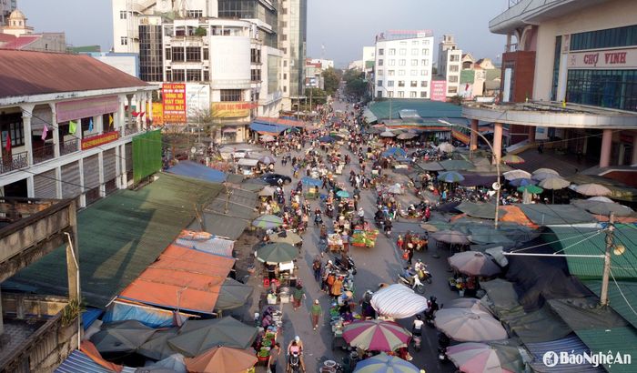 Đường Lê Hồng Sơn trước chợ Vinh trước đây là điểm nóng về chiếm dụng vỉa hè, lòng đường kinh doanh. Ảnh: Q.A