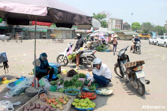 Một số tiểu thương đã vào chợ đầu mối để kinh doanh ổn định. Ảnh: Q.A