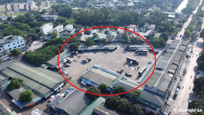 Khu vực tiểu thương có thể đăng ký kinh doanh trong sân chợ đầu mối Vinh. Ảnh: Q.A