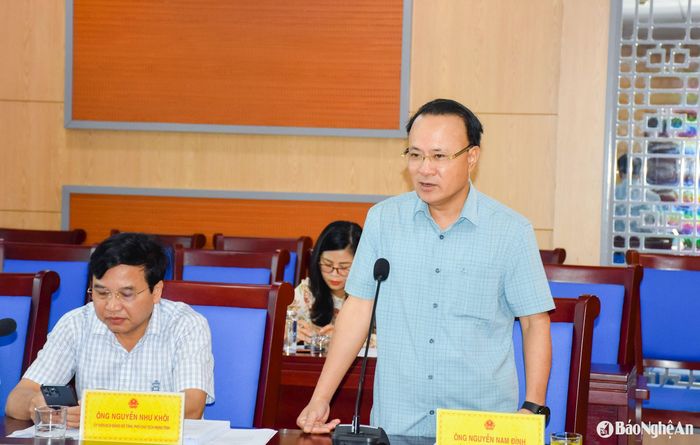 Đồng chí Nguyễn Nam Đình - Ủy viên BTV Tỉnh ủy, Phó Chủ tịch Thường trực HĐND tỉnh phát biểu tại phiên họp. Ảnh: T.L