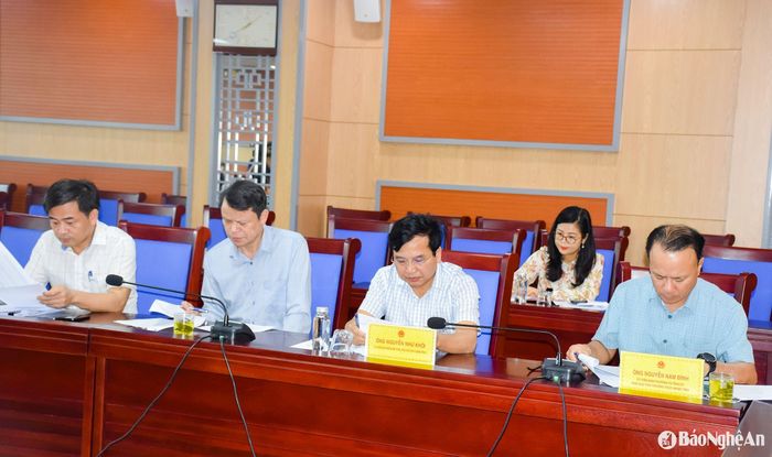 Các đại biểu tham dự phiên thẩm tra. Ảnh: T.L
