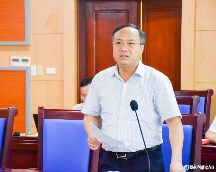 Giám đốc Sở Nội vụ Nguyễn Viết Hưng báo cáo nội dung dự thảo Nghị quyết. Ảnh: T.L