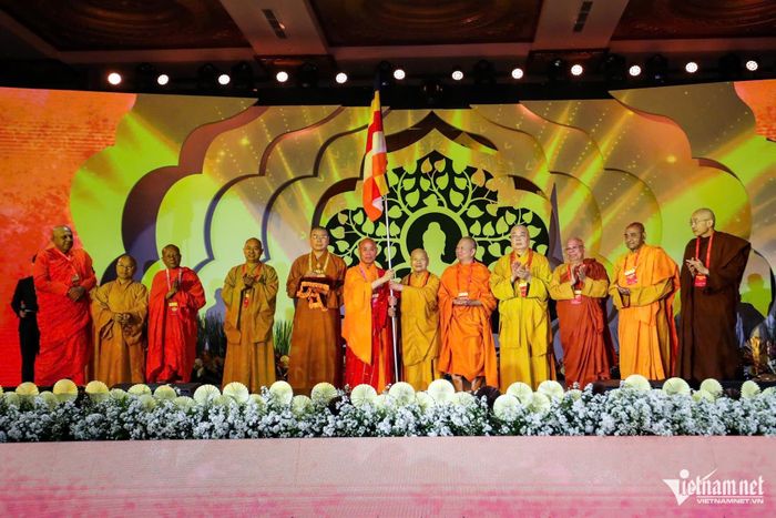 Tại phiên bế mạc, Thượng tọa TS. Thích Nhật Từ - Ủy viên Thường trực Hội đồng Trị sự GHPGVN cho biết, Vesak Liên hợp quốc 2025 không chỉ là sự kiện Phật giáo quốc tế trọng đại, mà còn là thông điệp của Phật giáo gửi đến nhân loại: Hòa bình không đến từ sức mạnh quân sự hay vũ khí, mà bắt đầu từ sự chuyển hóa nội tâm, từ lối sống đạo đức, từ bi và trí tuệ của mỗi con người.