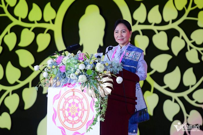 Bà In la văn-Kẹo bun phăn - Phó Chủ tịch Ủy ban Trung ương Mặt trận Lào Xây dựng đất nước.