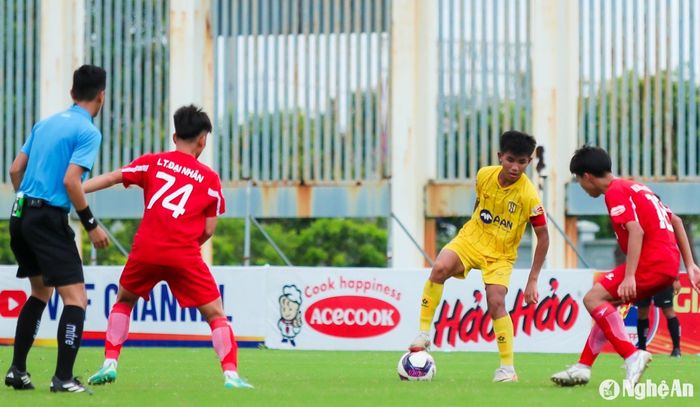 Minh Thủy (áo vàng) thi đấu nổi bật ở U16 Sông Lam Nghệ An. Ảnh: Đức Anh