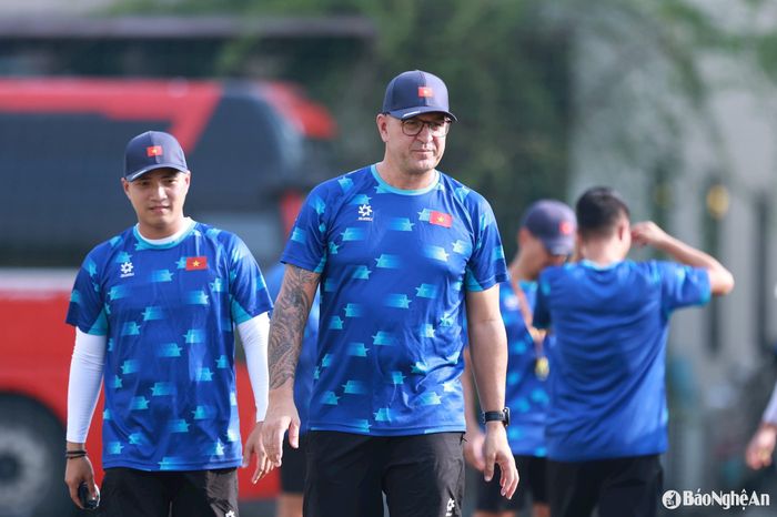 Huấn luyện viên Cristiano Roland triệu tập 30 cầu thủ chuẩn bị cho giải U16 quốc tế CFA Team China 2025. Ảnh: Hải Hoàng