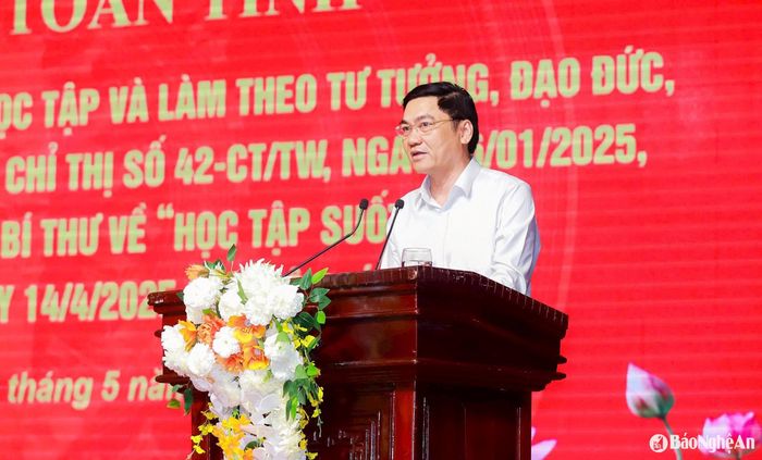 Đồng chí Hoàng Nghĩa Hiếu - Phó Bí thư Thường trực Tỉnh ủy, Chủ tịch HĐND tỉnh phát biểu kết luận hội nghị. Ảnh: Thành Duy