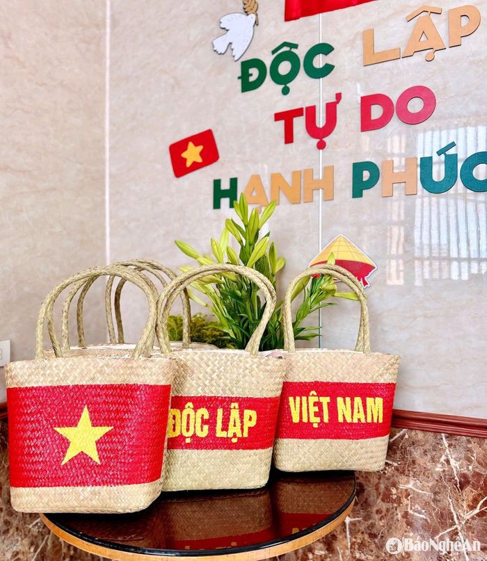 Những sản phẩm khéo léo do các em ở Câu lạc bộ Gia An thực hiện. Ảnh: G.A