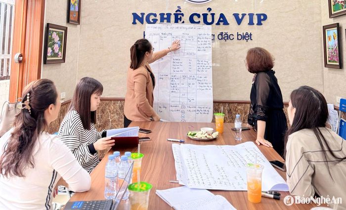 Một buổi tập huấn nghiệp vụ của các giáo viên ở Câu lạc bộ Gia An - Hướng nghiệp nghề của VIP. Ảnh: G.A
