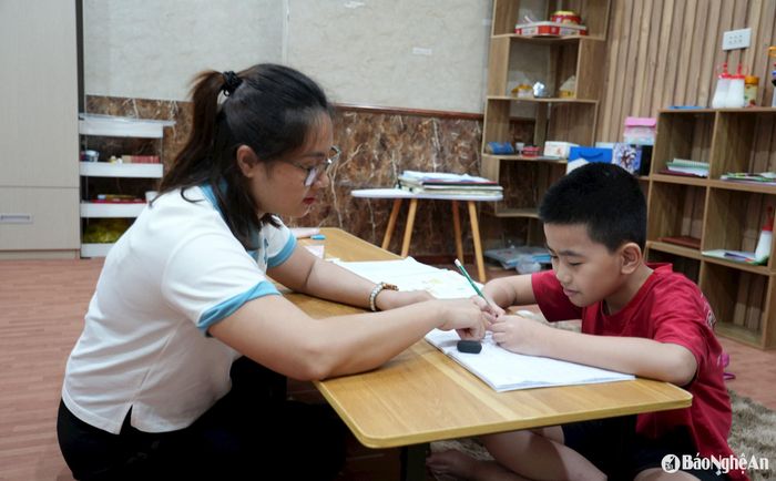 Sự kiên trì của các giáo viên giúp các em tiến bộ mỗi ngày. Ảnh: M.H