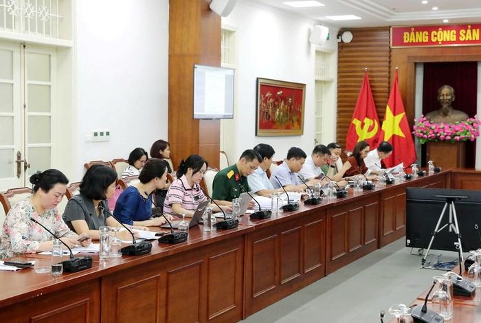 Đại diện các Bộ, ngành, cơ quan liên quan tham gia cuộc họp