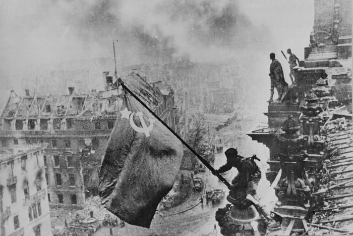 Ngày 16/4/1945, Hồng quân Liên Xô mở trận tấn công vào Berlin, sào huyệt cuối cùng của phát xít Đức và đến chiều 30/4/1945 đã chiếm được Nhà Quốc hội Đức, cắm lá cờ chiến thắng lên nóc tòa nhà này. Ảnh: Tư liệu Quốc tế/TTXVN