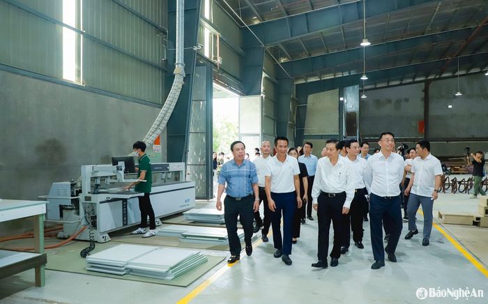 Lãnh đạo tỉnh Nghệ An làm việc ở Khu công nghiệp đô thị VSIP. Ảnh tư liệu: Thành Duy
