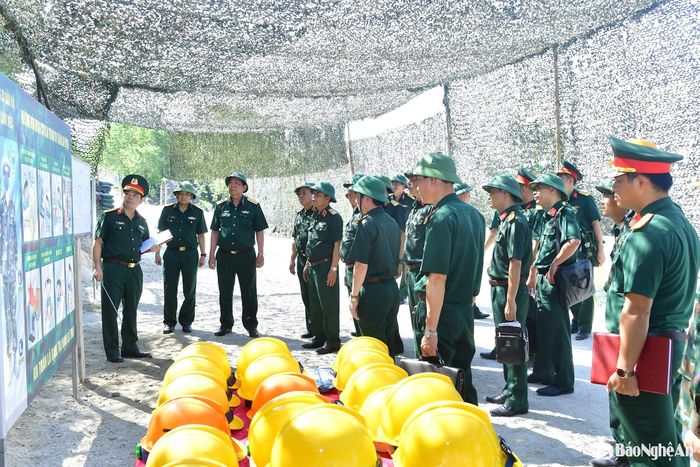 Đoàn công tác kiểm tra công tác sẵn sàng chiến đấu tại đảo Mắt. Ảnh: Châu Khang