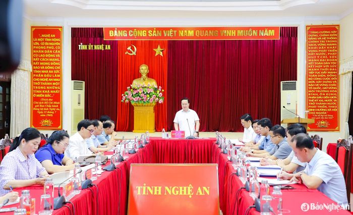 Đồng chí Nguyễn Đức Trung - Bí thư Tỉnh ủy chủ trì phiên họp thường kỳ tháng 4 của Ban Thường vụ Tỉnh ủy. Ảnh: Phạm Bằng