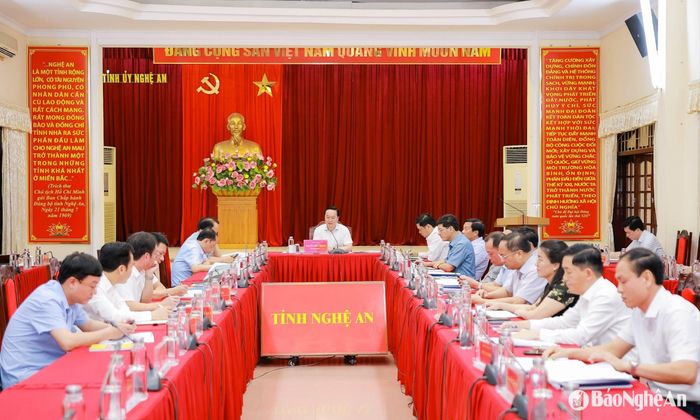 Đồng chí Nguyễn Đức Trung - Bí thư Tỉnh ủy chủ trì phiên họp thường kỳ tháng 4 của Ban Thường vụ Tỉnh ủy. Ảnh: Phạm Bằng