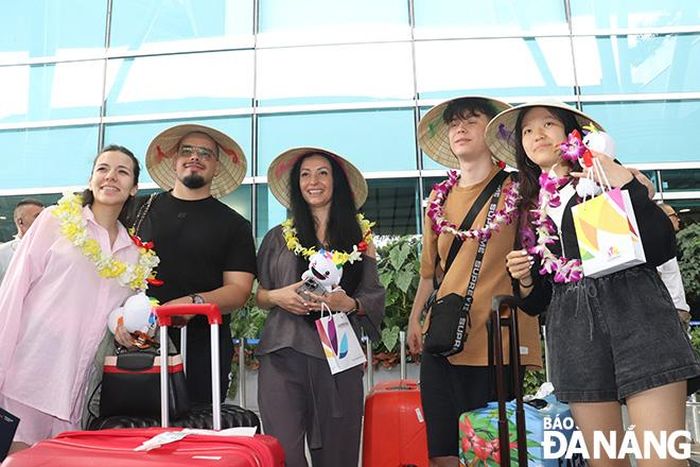 Du khách quốc tế đánh giá cao sự thân thiện và mến khách của thành phố Đà Nẵng. TRONG ẢNH: Du khách Uzbekistan được chào đón tại sân bay Đà Nẵng.Ảnh: NGỌC HÀ
