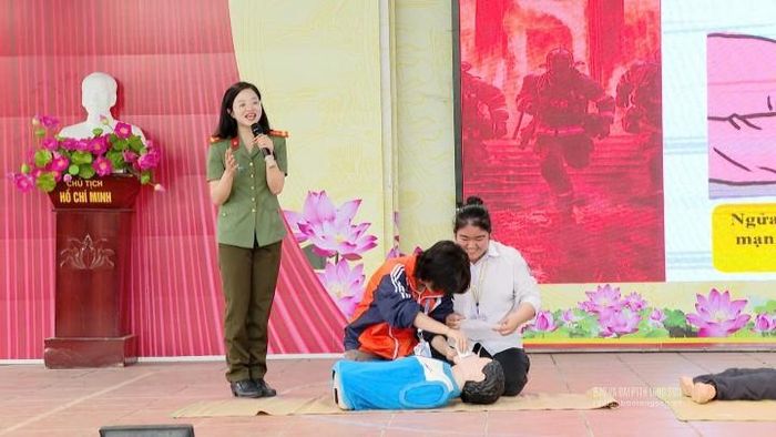 Đoàn viên thanh niên Công an tỉnh Lạng Sơn hướng dẫn kỹ năng sơ cứu ban đầu cho học sinh Trường THPT Cao Lộc, huyện Cao Lộc
