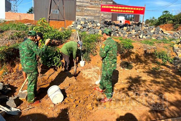 Cán bộ, chiến sĩ Đồn Biên phòng Đắk Lao tích cực tham gia hỗ trợ ngày công, góp sức giúp các hộ dân sớm hoàn thiện nhà Đại đoàn kết