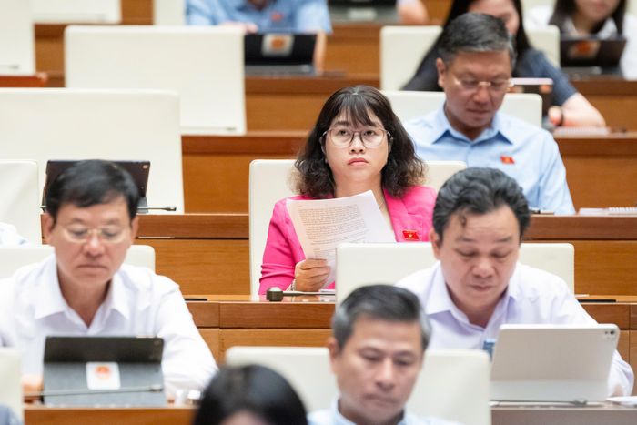 ĐBQH lắng nghe các ý kiến thảo luận tại nghị trường. Ảnh: Media Quốc hội.