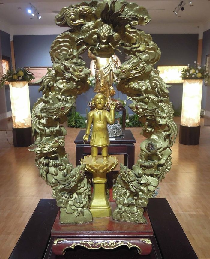 Tượng “Tòa cửu long – Đức Phật đản sanh” mang đậm dấu ấn Phật giáo Việt nam đang được trung bày tại Trung tâm Văn hóa Phật giáo Liễu Quán (15A, Lê Lợi, thành phố Huế)