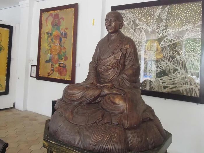Pho tượng chân dung đầu tiên của Đức Tổ Liễu Quán đang được trưng bày tại Gallery của Họa sỹ Nguyễn Thị Huệ, trên đường Lê Ngô Cát, thành phố Huế
