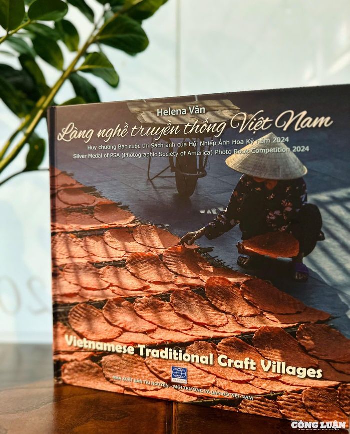 Cuốn sách ảnh "Làng nghề truyền thống Việt Nam" của nhiếp ảnh gia quốc tế Helena Vân.