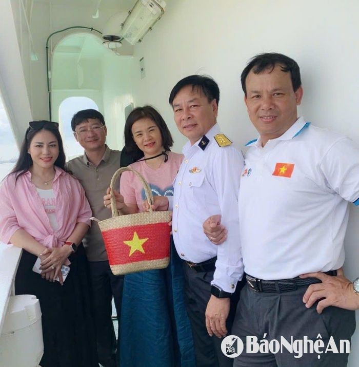 Tặng chiếc túi cho chiến sĩ Hải quân trên boong tàu. Ảnh: PH