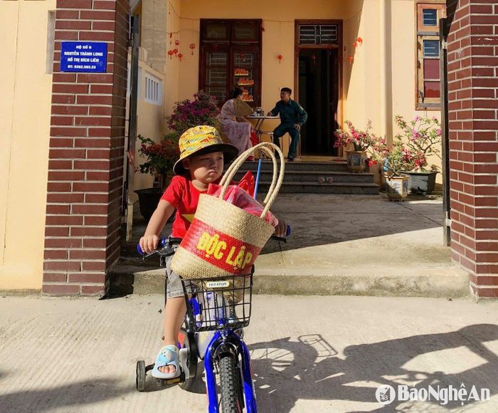 Công dân nhí ở đảo Tây A (Trường Sa). Ảnh: PH