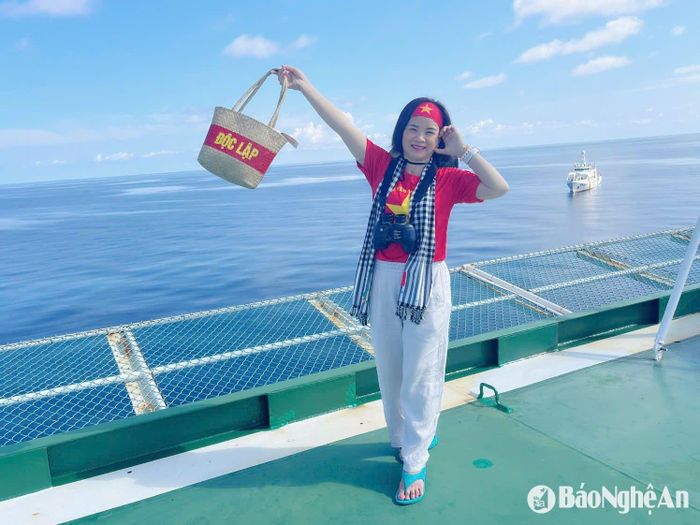 Tự hào check-in giữa biển trời Tổ quốc thiêng liêng. Ảnh: PH