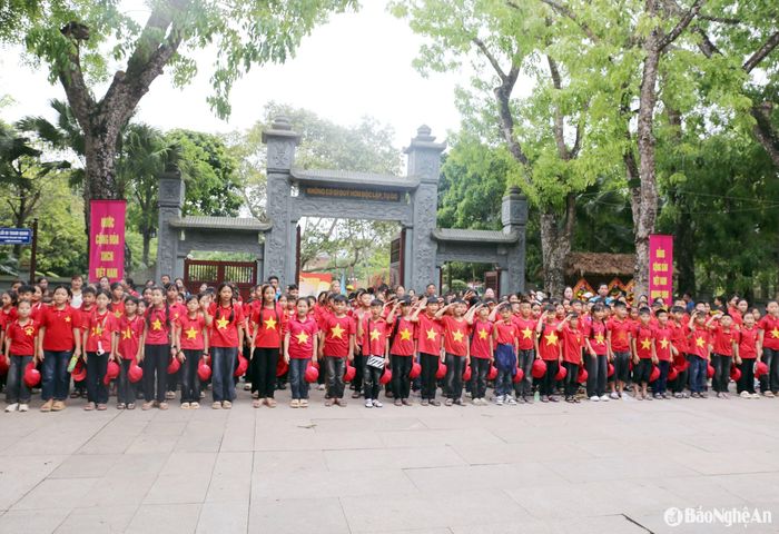 Những ngày qua, Khu Di tích Quốc gia đặc biệt Kim Liên đã tiếp đón hàng chục nghìn du khách trong, ngoài tỉnh. Ban Quản lý đã triển khai đồng bộ các biện pháp tiếp đón, bảo đảm an ninh trật tự, vệ sinh môi trường và hướng dẫn du khách tham gia các hoạt động một cách an toàn, khoa học. Ảnh: Thanh Quỳnh
