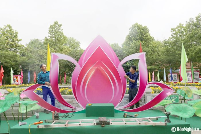 Công tác trang trí được đầu tư kỹ lưỡng với hệ thống pano, băng rôn, cụm tiểu cảnh sinh động, tạo nên diện mạo tươi mới, rực rỡ, sẵn sàng chào đón du khách và đồng bào về nguồn trong dịp lễ hội. Ảnh: Thanh Quỳnh