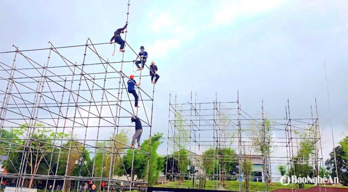 Tại sân vận động Làng Sen - địa điểm diễn ra lễ khai mạc và nhiều hoạt động quan trọng nằm trong khuôn khổ chương trình, các đơn vị thi công trang bị sân khấu lớn và hệ thống âm thanh, ánh sáng hiện đại để phục vụ tốt nhất cho sự kiện. Ảnh: Thanh Quỳnh