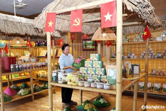 Các sản phẩm OCOP tiêu biểu của huyện Nam Đàn và toàn tỉnh Nghệ An được lựa chọn, bày bán với mức giá được niêm yết rõ ràng, góp phần quảng bá đặc sản địa phương và giới thiệu nét đặc trưng của vùng quê xứ Nghệ đến đông đảo du khách. Ảnh: Thanh Quỳnh