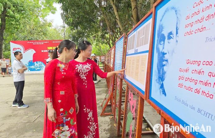 Trong khuôn viên Khu Di tích Quốc gia đặc biệt Kim Liên, các triển lãm chuyên đề về Bác Hồ đã được trưng bày công phu, bài bản với nhiều hình ảnh, tư liệu quý. Không gian trưng bày được bố trí sinh động, hài hòa, tạo nên sự thu hút trực quan, góp phần mang lại cảm xúc sâu sắc và những trải nghiệm ý nghĩa cho du khách khi tìm hiểu về cuộc đời, sự nghiệp và tình cảm của Bác Hồ đối với quê hương, đất nước. Ảnh: Thanh Quỳnh