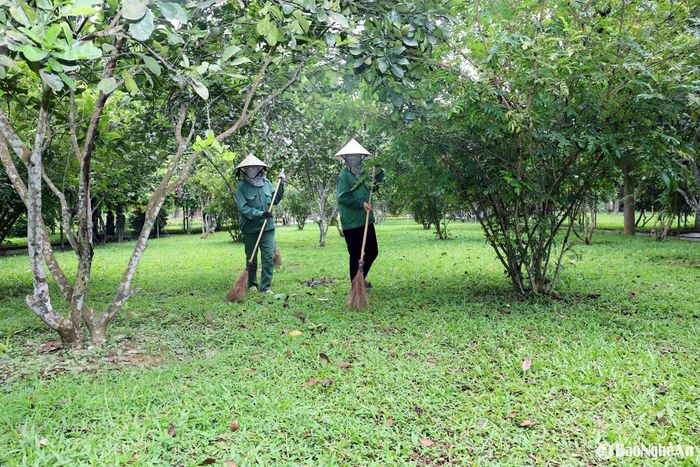 Công tác vệ sinh môi trường được triển khai đồng bộ trong toàn bộ khuôn viên Khu Di tích Quốc gia đặc biệt Kim Liên cũng như khu vực cảnh quan xung quanh. Điều này đảm bảo không gian xanh, sạch, đẹp, tạo ấn tượng tốt đẹp trong lòng du khách. Ảnh: Thanh Quỳnh