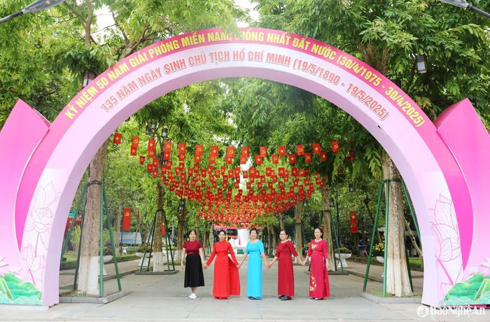Điểm mới nổi bật năm nay là Khu Di tích Quốc gia đặc biệt Kim Liên đã tạo ra các cụm check-in ấn tượng, không chỉ trong khu di tích mà còn mở rộng ra các khu vực xung quanh. Điều này góp phần lan tỏa hình ảnh, không khí trước thềm lễ hội và giúp du khách ghi lại những dấu ấn khó quên khi về thăm quê Bác. Ảnh: Thanh Quỳnh