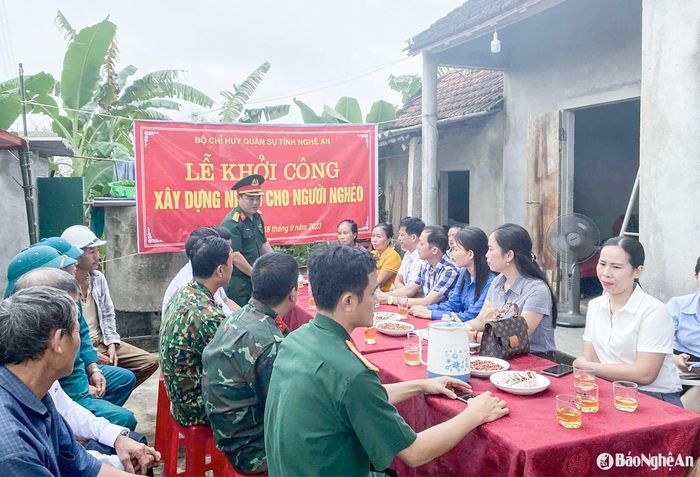 Các lực lượng phối hợp khởi công làm nhà ở cho người nghèo tại thị trấn Nghĩa Đàn. Ảnh: Mai Hoa