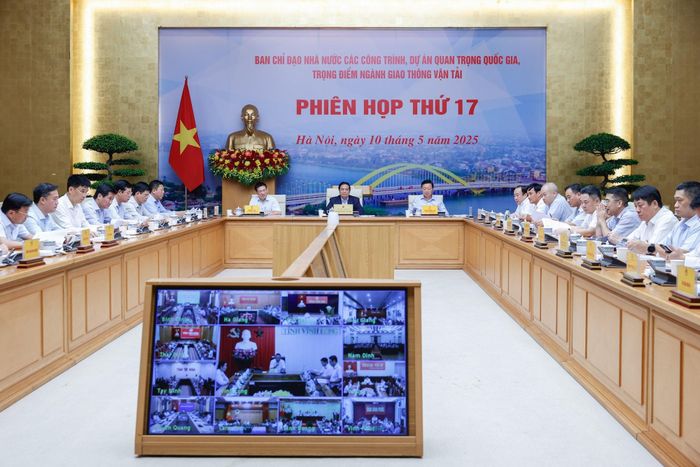 Phiên họp được kết nối trực tuyến từ trụ sở Chính phủ tới 49 tỉnh, thành phố trực thuộc Trung ương đang có các công trình, dự án quan trọng quốc gia, trọng điểm ngành giao thông vận tải. Ảnh: VGP/Nhật Bắc