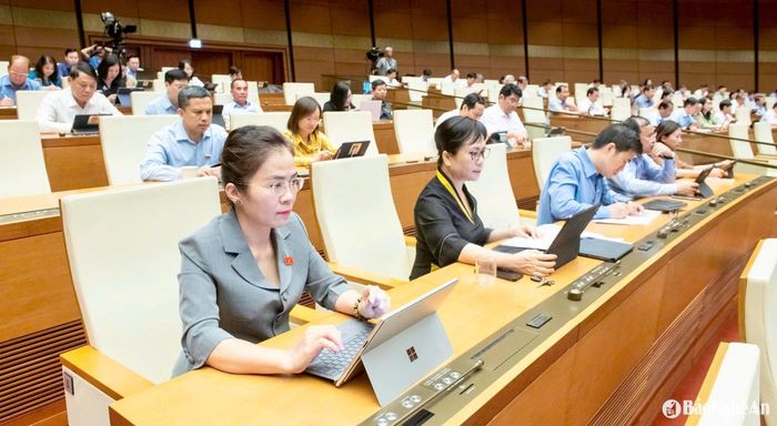 Các vị ĐBQH đoàn Nghệ An trong phiên làm việc sáng 10/5. Ảnh: Nghĩa Đức