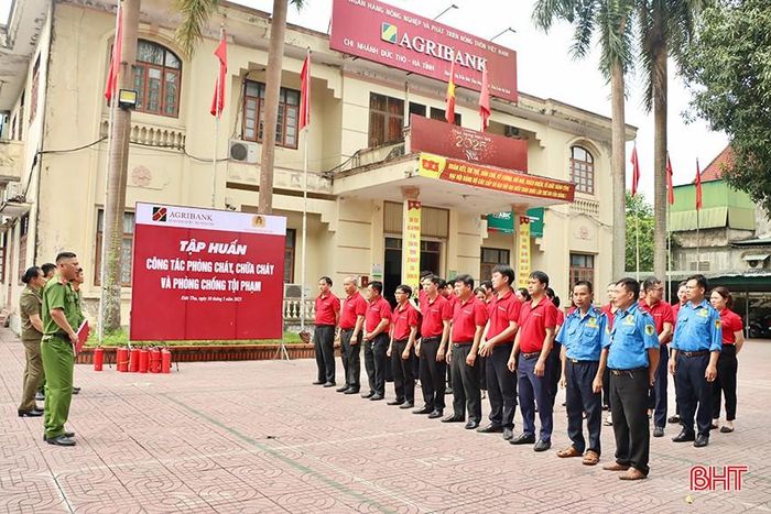50 cán bộ, nhân viên, người lao động của Ngân hàng Agribank chi nhánh Đức Thọ tham gia buổi thực tập.