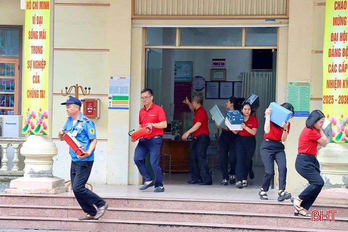 Các học viên được thực tập nhiều giải pháp phòng cháy tại chỗ linh hoạt, hiệu quả.