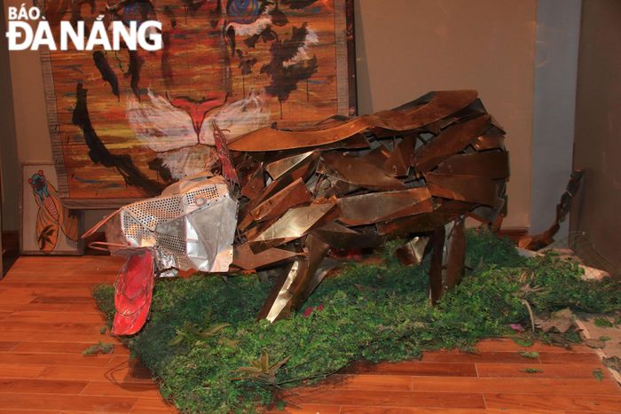Mô hình con hổ dài 1m, nặng 100kg, làm từ mảnh đồng, bê tông của một khách sạn bị phá vỡ hay mô hình đầu voi được làm từ sợi nhựa tái chế.