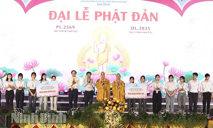 Giáo hội Phật giáo Việt Nam tỉnh Ninh Bình phối hợp Doanh nghiệp Xây dựng Xuân Trường trao tặng quà cho 200 em học sinh vượt khó trong học tập trên địa bàn huyện Gia Viễn và huyện Nho Quan.